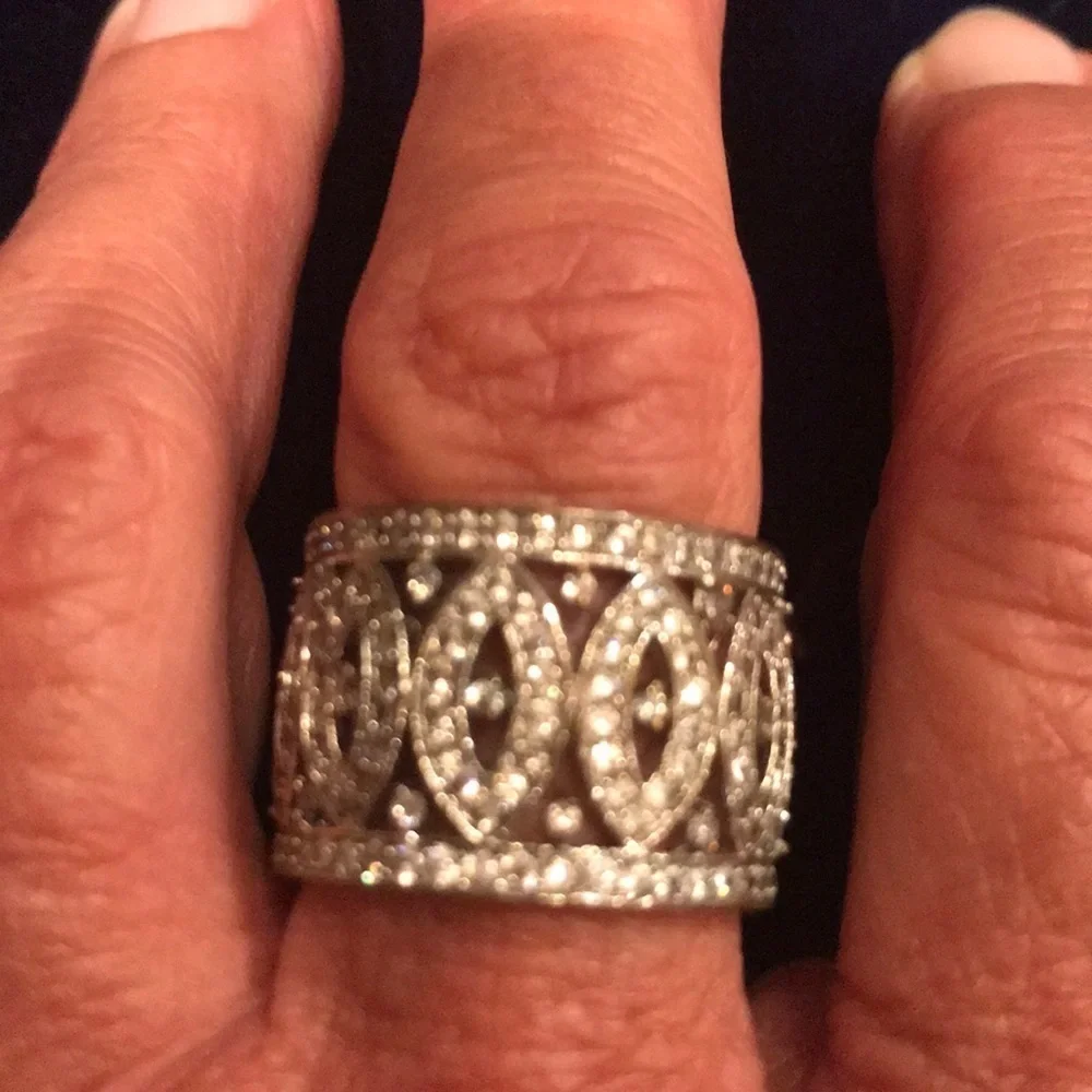Ring with stone pattern all around